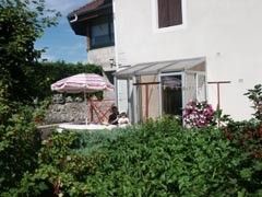Vue ext&eacute;rieure du gite en &eacute;t&eacute;