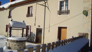Vue ext&eacute;rieure du gite en hiver