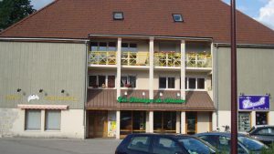 La boulangerie, la fromagerie et le salon de coiffure