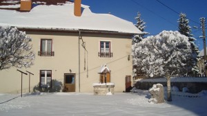 Vue extérieure du gîte en hiver